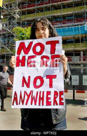 Manchester, Lancashire, UK. 21 Mai, 2018. Eine Demonstrantin hält ein Plakat lesen'' hier nicht. Nirgendwo'' Hervorhebung fraglich das Erdöl des Unternehmens BP Praktiken rund um die Welt, besonders in Lateinamerika. Demonstranten in Manchester im Norden von England nachfrage Umweltschutz von großen Ölkonzerne gesammelt. Credit: Andrew Mccoy/SOPA Images/ZUMA Draht/Alamy leben Nachrichten Stockfoto