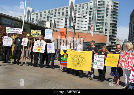 Manchester, Lancashire, UK. 21 Mai, 2018. Die demonstranten Stadium eine Demonstration gegen BP (British Petroleum) außerhalb seiner Jahreshauptversammlung (JHV) die Unternehmen, Umwelt- und Menschenrechtsverletzungen in Lateinamerika. Demonstranten in Manchester im Norden von England nachfrage Umweltschutz von großen Ölkonzerne gesammelt zu markieren. Credit: Andrew Mccoy/SOPA Images/ZUMA Draht/Alamy leben Nachrichten Stockfoto