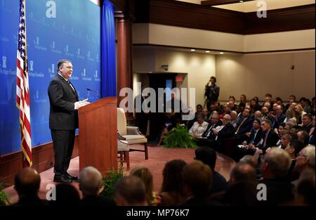 Washington, USA. 21 Mai, 2018. Us-Staatssekretär Mike Pompeo (L) liefert eine Rede über die US-Politik nach dem Austritt aus dem Iran nuclear Deal bei der Heritage Foundation in Washington, DC, USA, am 21. Mai 2018. Mike Pompeo am Montag hat der Iran für seine Nuke und Raketen und schwört, zu Teheran die härtesten Sanktionen in der Geschichte, wenn es nicht den Kurs geändert. Credit: Yang Chenglin/Xinhua/Alamy leben Nachrichten Stockfoto