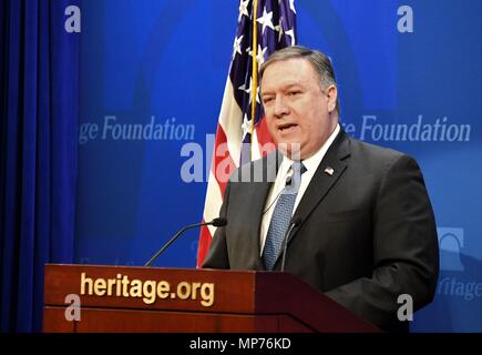Washington, USA. 21 Mai, 2018. Us-Staatssekretär Mike Pompeo liefert eine Rede über die US-Politik nach dem Austritt aus dem Iran nuclear Deal bei der Heritage Foundation in Washington, DC, USA, am 21. Mai 2018. Mike Pompeo am Montag hat der Iran für seine Nuke und Raketen und schwört, zu Teheran die härtesten Sanktionen in der Geschichte, wenn es nicht den Kurs geändert. Credit: Yang Chenglin/Xinhua/Alamy leben Nachrichten Stockfoto
