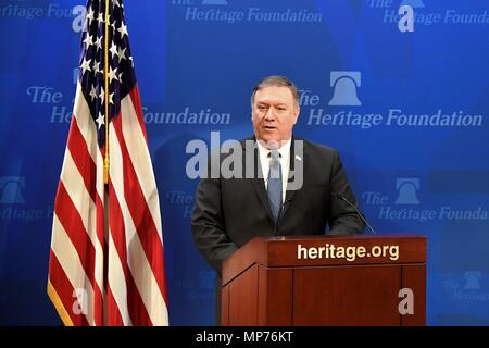 Washington, USA. 21 Mai, 2018. Us-Staatssekretär Mike Pompeo liefert eine Rede über die US-Politik nach dem Austritt aus dem Iran nuclear Deal bei der Heritage Foundation in Washington, DC, USA, am 21. Mai 2018. Mike Pompeo am Montag hat der Iran für seine Nuke und Raketen und schwört, zu Teheran die härtesten Sanktionen in der Geschichte, wenn es nicht den Kurs geändert. Credit: Yang Chenglin/Xinhua/Alamy leben Nachrichten Stockfoto