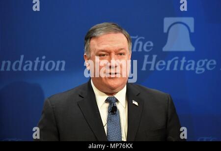 Washington, USA. 21 Mai, 2018. Us-Staatssekretär Mike Pompeo liefert eine Rede über die US-Politik nach dem Austritt aus dem Iran nuclear Deal bei der Heritage Foundation in Washington, DC, USA, am 21. Mai 2018. Mike Pompeo am Montag hat der Iran für seine Nuke und Raketen und schwört, zu Teheran die härtesten Sanktionen in der Geschichte, wenn es nicht den Kurs geändert. Credit: Yang Chenglin/Xinhua/Alamy leben Nachrichten Stockfoto