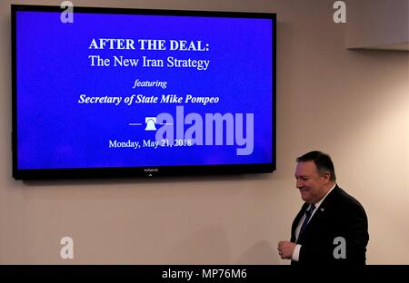 Washington, USA. 21 Mai, 2018. Us-Staatssekretär Mike Pompeo kommt eine Rede über die US-Politik nach dem Austritt aus dem Iran nuclear Deal bei der Heritage Foundation in Washington, DC, USA, am 21. Mai 2018 zu liefern. Mike Pompeo am Montag hat der Iran für seine Nuke und Raketen und schwört, zu Teheran die härtesten Sanktionen in der Geschichte, wenn es nicht den Kurs geändert. Credit: Yang Chenglin/Xinhua/Alamy leben Nachrichten Stockfoto