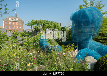 Royal Hospital Chelsea, London, Großbritannien. 21. Mai, 2018. Drücken Sie Tag für die Rhs Chelsea Flower Show 2018. Foto: Das Myelom de Garten von John Everiss unter azurblauem Himmel, ausgelegt für Chelsea. Credit: Malcolm Park/Alamy Leben Nachrichten. Stockfoto