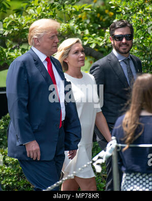 Präsidenten der Vereinigten Staaten Donald J. Trumpf, Links, Spaziergänge mit Sherry Pollex, Mitte und Martin Truex jr., Links, die NASCAR Cup Series Champion, im Süden Rasen des Weißen Hauses in Washington, DC am Montag, 21. Mai 2018. Truex konkurriert Vollzeit in der Monster Energy NASCAR Cup Series für Möbel Reihe Racing. Frau Pollex ist die langjährige Freundin von Truex jr., der Kampf gegen Eierstockkrebs seit 2014 wurde. Credit: Ron Sachs/CNP | Verwendung weltweit Stockfoto