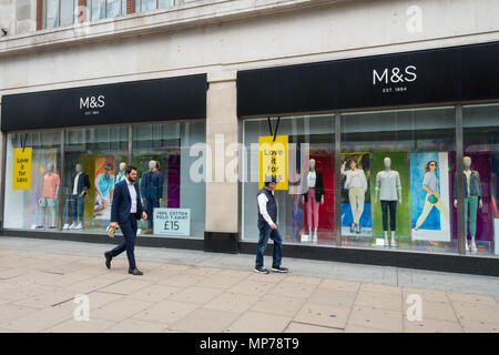 London, Großbritannien. 21 Mai, 2018. Kunden, die in Marks & Spencers store in Marble Arch, Oxford Street. Das Unternehmen erwartet weitere Filialschließungen in Großbritannien vor seinen jahresverdienst Ankündigung Credit zu verkünden: Raymond Tang/Alamy leben Nachrichten Stockfoto