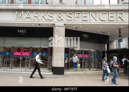 London, Großbritannien. 21 Mai, 2018. Kunden, die in Marks & Spencers store in Marble Arch, Oxford Street. Das Unternehmen erwartet weitere Filialschließungen in Großbritannien vor seinen jahresverdienst Ankündigung Credit zu verkünden: Raymond Tang/Alamy leben Nachrichten Stockfoto