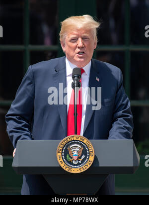 Washington, USA. 21 Mai, 2018. Präsidenten der Vereinigten Staaten Donald J. Trumpf macht die Erläuterungen sind wie er Gastgeber Martin Truex jr., den NASCAR Cup Series Champion, und sein Team, im Süden Rasen des Weißen Hauses in Washington, DC am Montag, 21. Mai 2018. Truex konkurriert Vollzeit in der Monster Energy NASCAR Cup Series für Möbel Reihe Racing. Credit: Ron Sachs/CNP/MediaPunch Credit: MediaPunch Inc/Alamy leben Nachrichten Stockfoto