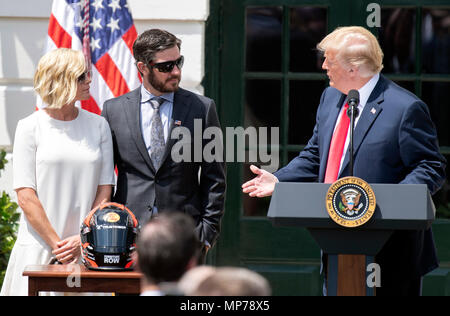 Washington, USA. 21 Mai, 2018. Präsidenten der Vereinigten Staaten Donald J. Trumpf, rechts, macht Bemerkungen wie er Gastgeber Martin Truex jr., den NASCAR Cup Series Champion, Mitte, und sein Team, im Süden Rasen des Weißen Hauses in Washington, DC am Montag, 21. Mai 2018. Truex konkurriert Vollzeit in der Monster Energy NASCAR Cup Series für Möbel Reihe Racing. Im Bild links ist Sherry Pollex, die langjährige Freundin von Truex jr., der Kampf gegen Eierstockkrebs seit 2014 wurde. Credit: Ron Sachs/CNP/MediaPunch Credit: MediaPunch Inc/Alamy leben Nachrichten Stockfoto