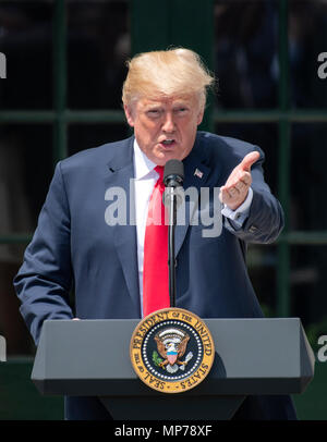 Washington, USA. 21 Mai, 2018. Präsidenten der Vereinigten Staaten Donald J. Trumpf macht die Erläuterungen sind wie er Gastgeber Martin Truex jr., den NASCAR Cup Series Champion, und sein Team, im Süden Rasen des Weißen Hauses in Washington, DC am Montag, 21. Mai 2018. Truex konkurriert Vollzeit in der Monster Energy NASCAR Cup Series für Möbel Reihe Racing. Credit: Ron Sachs/CNP/MediaPunch Credit: MediaPunch Inc/Alamy leben Nachrichten Stockfoto