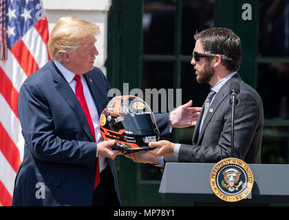 Washington, USA. 21 Mai, 2018. Martin Truex jr., den NASCAR Cup Series Champion, rechts, präsentiert eine racing Helm zum Präsidenten der Vereinigten Staaten Donald J. Trumpf, Links, während einer Veranstaltung auf dem Südrasen des Weißen Hauses in Washington, DC am Montag, 21. Mai 2018. Truex konkurriert Vollzeit in der Monster Energy NASCAR Cup Series für Möbel Reihe Racing. Credit: Ron Sachs/CNP/MediaPunch Credit: MediaPunch Inc/Alamy leben Nachrichten Stockfoto