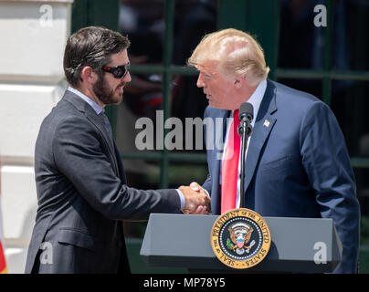 Washington, USA. 21 Mai, 2018. Präsidenten der Vereinigten Staaten Donald J. Trumpf, rechts, schüttelt Hände mit Martin Truex jr., den NASCAR Cup Series Champion, Links, auf der Rasenfläche des Weißen Hauses in Washington, DC am Montag, 21. Mai 2018. Truex konkurriert Vollzeit in der Monster Energy NASCAR Cup Series für Möbel Reihe Racing. Credit: Ron Sachs/CNP/MediaPunch Credit: MediaPunch Inc/Alamy leben Nachrichten Stockfoto