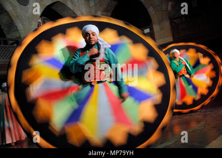 Kairo, Ägypten. 21 Mai, 2018. Ägyptischer Tänzer der Tanoura, eine ägyptische Version von Sufi Tanz, während des heiligen Fastenmonats Ramadan, bei Al Ghouri Palace in Kairo, Ägypten, am 21. Mai 2018. Credit: Ahmed Gomaa/Xinhua/Alamy leben Nachrichten Stockfoto