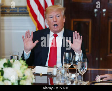 Washington, District of Columbia, USA. 21 Mai, 2018. Us-Präsident Donald Trump spricht über Einwanderungsgesetze bei einem Abendessen mit ehemaligen und gegenwärtigen Gouverneure im Blauen Zimmer im Weißen Haus am 21. Mai 2017 in Washington, DC. Credit: Mark Wilson/Pool über CNP Credit: Mark Wilson/CNP/ZUMA Draht/Alamy leben Nachrichten Stockfoto