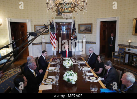 Washington, District of Columbia, USA. 21 Mai, 2018. Us-Präsident Donald Trump spricht über Einwanderungsgesetze bei einem Abendessen mit ehemaligen und gegenwärtigen Gouverneure im Blauen Zimmer im Weißen Haus am 21. Mai 2017 in Washington, DC. Credit: Mark Wilson/Pool über CNP Credit: Mark Wilson/CNP/ZUMA Draht/Alamy leben Nachrichten Stockfoto