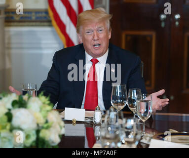 Washington, District of Columbia, USA. 21 Mai, 2018. Us-Präsident Donald Trump spricht über Einwanderungsgesetze bei einem Abendessen mit ehemaligen und gegenwärtigen Gouverneure im Blauen Zimmer im Weißen Haus am 21. Mai 2017 in Washington, DC. Credit: Mark Wilson/Pool über CNP Credit: Mark Wilson/CNP/ZUMA Draht/Alamy leben Nachrichten Stockfoto