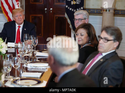 Washington, District of Columbia, USA. 21 Mai, 2018. Us-Präsident Donald Trump hört auf Vergangenheit und Gegenwart Gouverneure über die Sicherheit bei einem Abendessen im Blauen Zimmer im Weißen Haus sprechen am 21. Mai 2017 in Washington, DC. Credit: Mark Wilson/Pool über CNP Credit: Mark Wilson/CNP/ZUMA Draht/Alamy leben Nachrichten Stockfoto