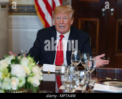Washington, DC. 21 Mai, 2017. Us-Präsident Donald Trump spricht über Einwanderungsgesetze bei einem Abendessen mit ehemaligen und gegenwärtigen Gouverneure im Blauen Zimmer im Weißen Haus am 21. Mai 2017 in Washington, DC. Credit: Mark Wilson/Pool über CNP | Verwendung der weltweiten Kredit: dpa/Alamy leben Nachrichten Stockfoto