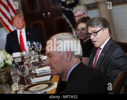 Washington, DC. 21 Mai, 2017. Ehemalige Texas reg. und aktuellen US-Energieminister Rick Perry (R) nimmt an einem Abendessen von US-Präsident Donald Trump mit vergangenen und gegenwärtigen Präsidenten der Gastgeber auch über die Sicherheit der im Blauen Zimmer im Weißen Haus am 21. Mai 2017 in Washington, DC zu sprechen. Credit: Mark Wilson/Pool über CNP | Verwendung der weltweiten Kredit: dpa/Alamy leben Nachrichten Stockfoto