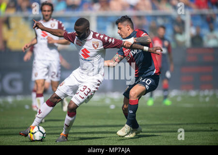 Nicolas Alexis Julio N N Koulou Doubena von Turin und Gianluca Lapadula von Genua während Erie der Italienischen eine "Übereinstimmung zwischen Genua 1-2 Torino bei Luigi Ferraris Stadium am 20. Mai 2018 in Genua, Italien. Credit: Maurizio Borsari/LBA/Alamy leben Nachrichten Stockfoto