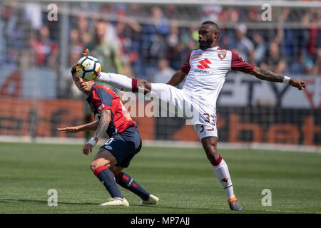 Nicolas Alexis Julio N N Koulou Doubena von Torino Gianluca Lapadula von Genua während Erie der Italienischen eine "Übereinstimmung zwischen Genua 1-2 Torino bei Luigi Ferraris Stadium am 20. Mai 2018 in Genua, Italien. Credit: Maurizio Borsari/LBA/Alamy leben Nachrichten Stockfoto