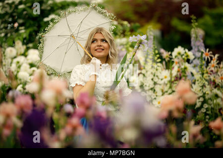 London, Großbritannien. 21 Mai, 2018. Ein Modell posiert für ein Foto an der RHS Chelsea Flower Show auf dem Gelände des Royal Hospital Chelsea in London, Großbritannien, 21. Mai 2018 statt. Die Chelsea Flower Show, nicht anders als die große Feder Zeigen bekannt ist und von der Royal Horticultural Society (RHS), ist die grösste Blume und Landschaft garten Show in Großbritannien. Quelle: Tim Irland/Xinhua/Alamy leben Nachrichten Stockfoto