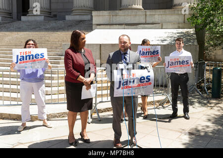 New York, NY - 21. Mai 2018: NYC Rat Sprecher Corey Johnson unterstützt City Public Advocate Letitia James für den Staat New York Attorney General am New York State Supreme Court Schritte Credit: Lev radin/Alamy leben Nachrichten Stockfoto