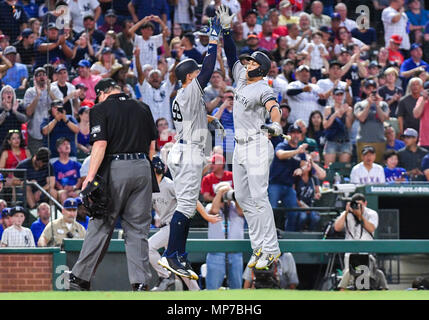 21. Mai 2018: die New York Yankees rechter Feldspieler Aaron Richter #99 High Fives New York Yankees rechter Feldspieler Giancarlo Stanton #27 nach dem Richter schlägt ein solo Haus bei einem MLB Spiel zwischen den New York Yankees, die Texas Rangers bei Globe Life Park in Arlington, TX New York besiegte Texas 10-5 Albert Pena/CSM. Stockfoto