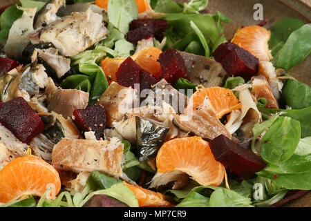 Geräuchertes flocken Makrele und Salat in der Nahaufnahme mit Rote Bete und orange Stockfoto