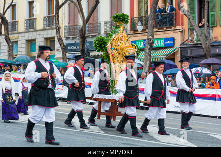 CAGLIARI, Italien - 1. Mai 2018: Das berühmte Festival von Sant'Efisio in Sardinien. Gruppe von Menschen, die alle das Tragen der Trachten ihres Dorfes. Stockfoto