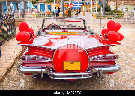 Rote oldtimer Auto von zurück in den Straßen von Trinidad, Kuba Stockfoto