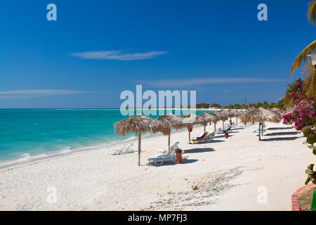 Schönen tropischen Strand auf der karibischen Insel mit weißem Sand und türkisfarbenem Wasser atemberaubende Stockfoto