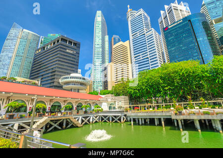 Singapur - 28. April 2018: Central Business District Skyline oder der CBD Gebäude und Clifford Platz in der Marina Bay, zentralen Bereich, Insel Singapur an einem schönen sonnigen Tag mit blauen Himmel. Stockfoto
