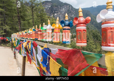 Bunte Gebetsfahnen auf einem Zaun in der Nähe von dem Tiger's Nest, Paro, Bhutan. Stockfoto