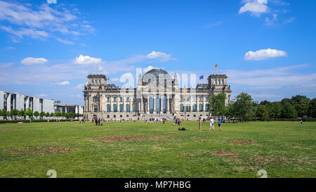 BERLIN, DEUTSCHLAND - 30. JULI 2016: Reichstag aus der ehemaligen Konigsplatz gesehen Stockfoto