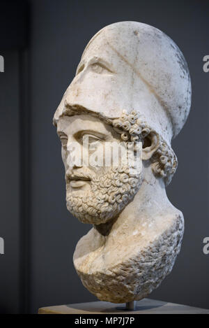 Berlin. Deutschland. Portrait Büste des Perikles mit korinthischen Helm, römische Skulptur nach einem griechischen Original von rund 430 BC. Altes Museum. Bildnisbu Stockfoto