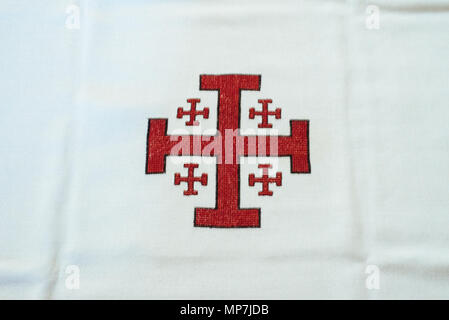 Tischdecke mit roten Kreuz der Kreuzfahrer christliche Symbol Stockfoto