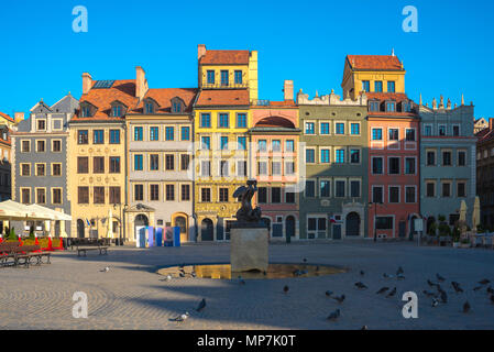 Die Warschauer Altstadt, mit Blick auf die bunten rekonstruierte Altstadt im Zentrum der historischen Stare Miasto (Altstadt) Viertel von Warschau, Polen. Stockfoto