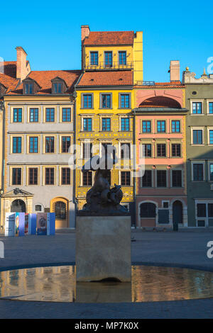 Die Warschauer Altstadt, mit Blick auf die bunten rekonstruierte Altstadt im Zentrum der historischen Stare Miasto (Altstadt) Viertel von Warschau, Polen. Stockfoto