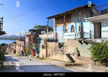 Panoramablick auf Straße mit verfallenen Gebäuden und auf eine Bucht in Santiago de Cuba, Kuba Stockfoto