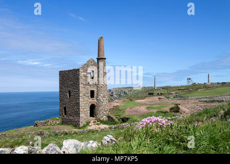 Wheal Owles Mine mit dem Botallack Mine Hinter, von der South West Coast Path, in der Nähe von St nur Botallack, Cornwall, UK gesehen Stockfoto