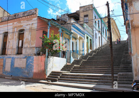 Lange Padre Pico staps mit zerfallenden Gebäude in Santiago de Cuba, Kuba Stockfoto