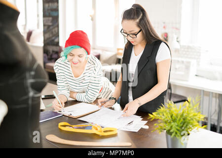 Junge Frauen Arbeiten im Atelier Workshop Stockfoto