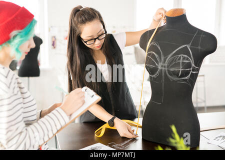 Zwei kreative junge Frauen Arbeiten im Atelier Stockfoto