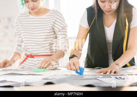 Junge Frauen nähen Kleidung Stockfoto