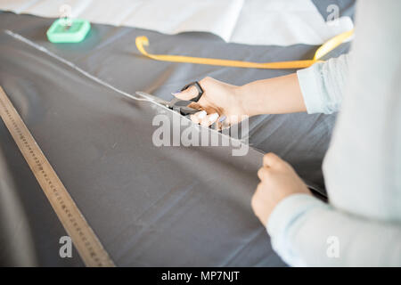 Schneiden Stoff Zuschneiden Stockfoto