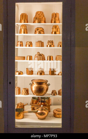 Eine Anzeige von Kupfer Formen und vintage Küchenausstattung in der alten Küche in Inveraray Castle, Argyll and Bute, Schottland, Großbritannien Stockfoto