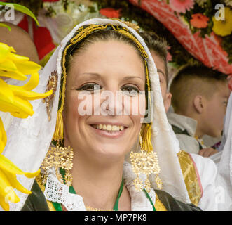 CAGLIARI, Italien - 1. Mai 2018: Das berühmte Festival von Sant'Efisio in Sardinien. Porträt einer schönen Frau mit einem traditionellen sardischen Kostüm Stockfoto