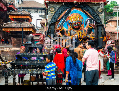 KATHMANDU, Nepal - ca. April 2018: Anhänger verehren Kal Bhairav die Gottheit Shiva in seiner destruktiven Manifestation. Stockfoto