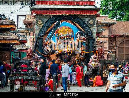 KATHMANDU, Nepal - ca. April 2018: Anhänger verehren Kal Bhairav die Gottheit Shiva in seiner destruktiven Manifestation. Stockfoto